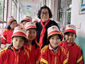 為智慧慷慨解囊，憑知識扶危濟(jì)困